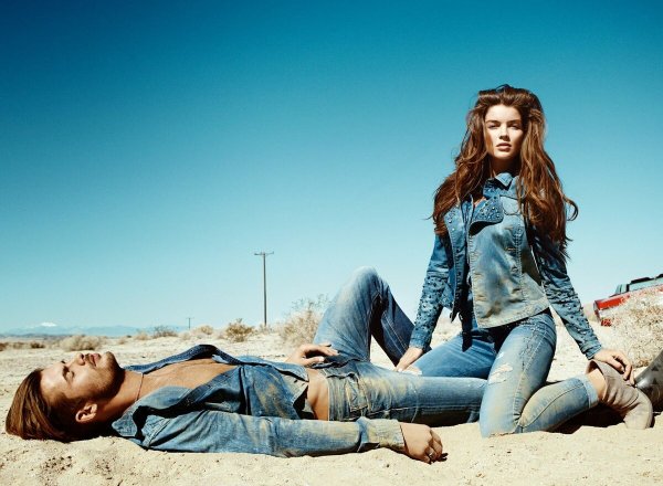 Парень и девушка в джинсах обои