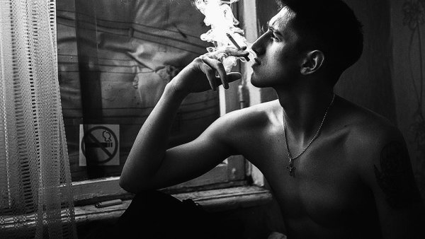 Юноша с сигаретой