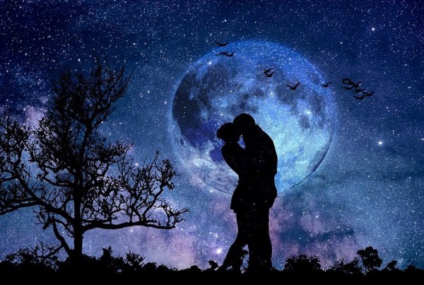Влюбленные на фоне Луны