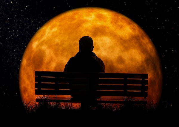 Одинокий человек и Луна