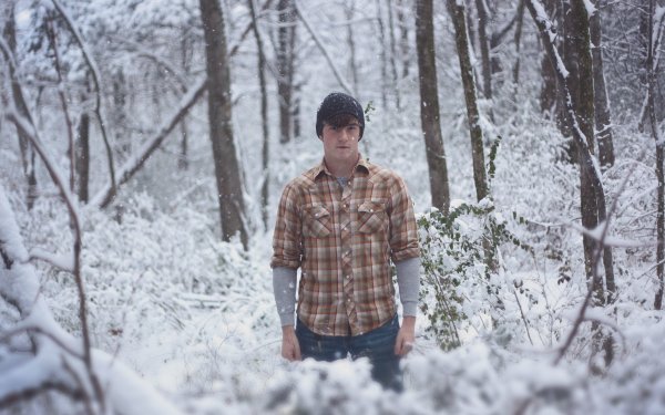 Мужская фотосессия в лесу зимой