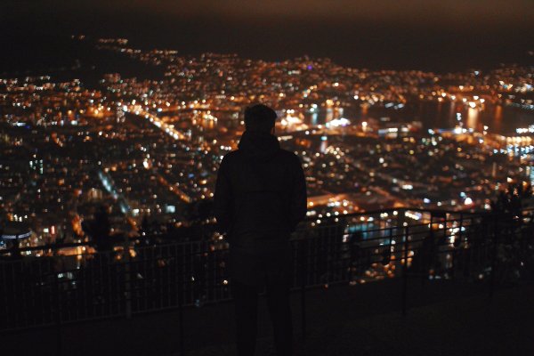 Мужчина на фоне ночного города