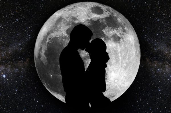 Парень и девушка под луной