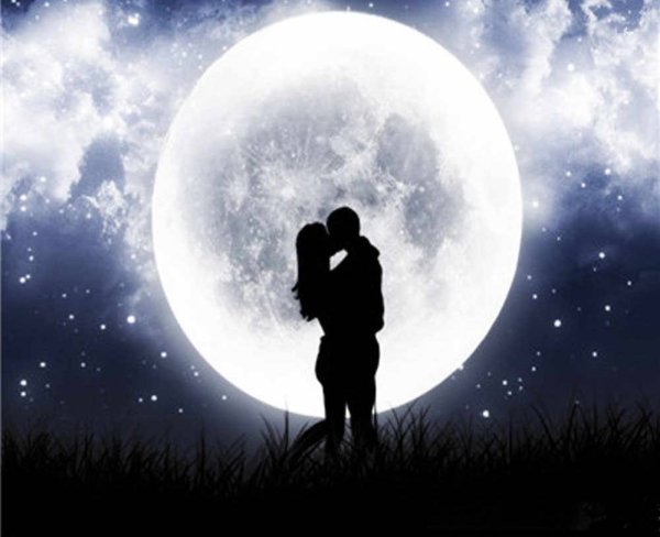Поцелуй при Луне