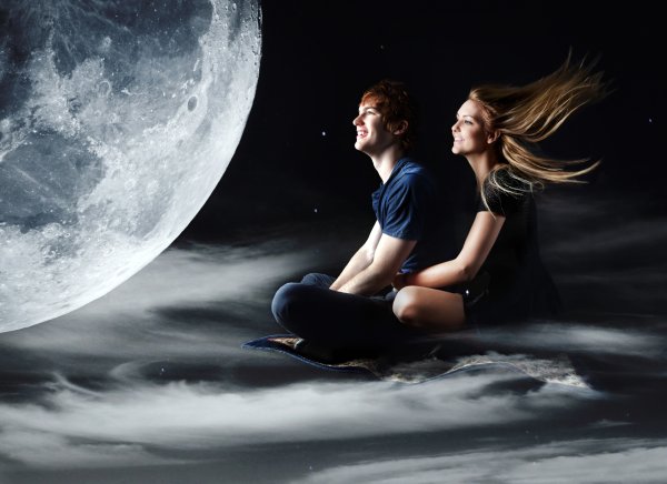 Луна и влюбленные