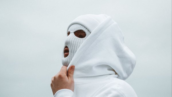 Человек в белой маске