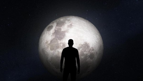 Мужчина на фоне Луны