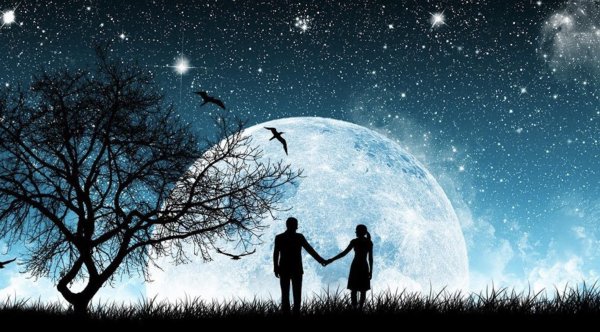 Силуэты влюбленных на фоне Луны