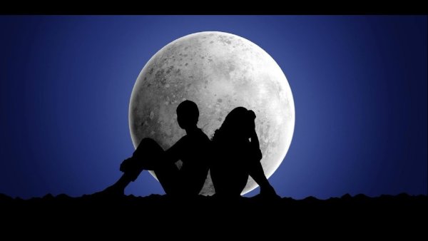 Влюбленные при Луне