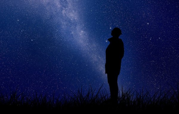 Человек на фоне звездного неба
