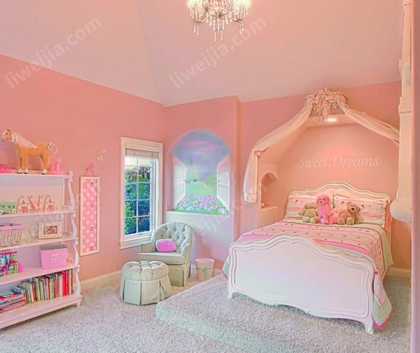 Детская комната в персиковом цвете