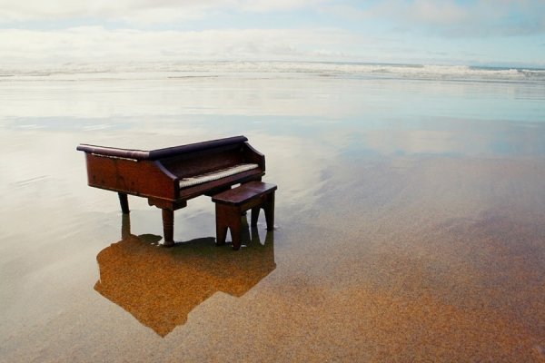 Пианино на берегу моря