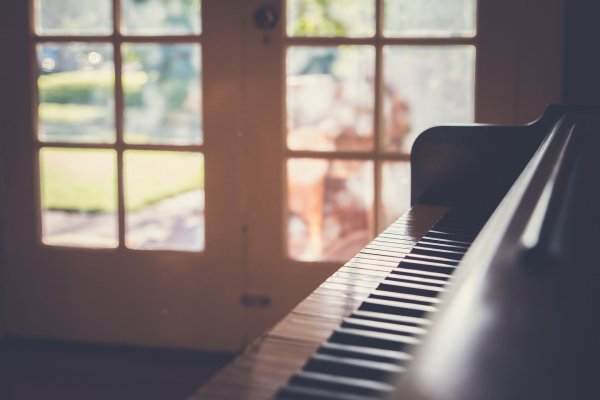 Пианино у окна
