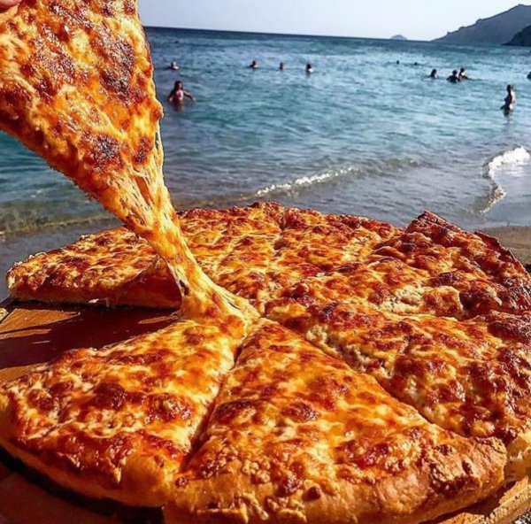 Пицца на берегу моря