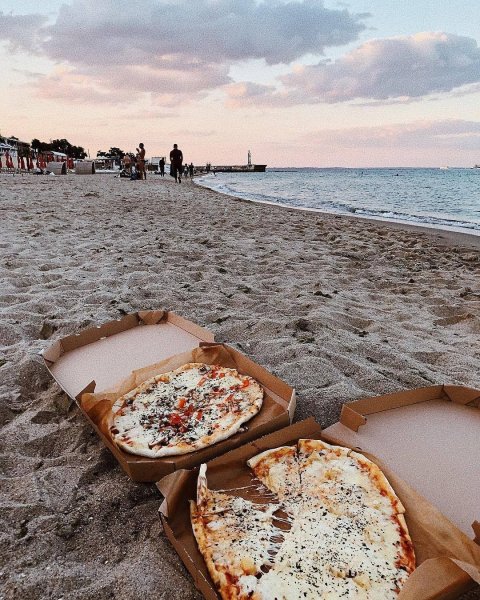 Пикник с пиццей у моря