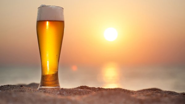 Кружка пива на фоне моря