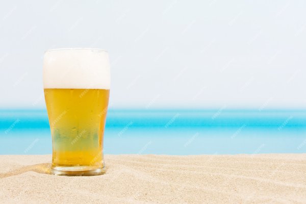 Бокал пива на фоне моря
