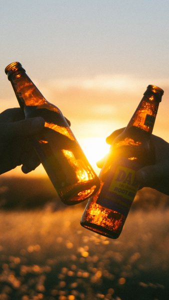 Бутылка пива на фоне заката