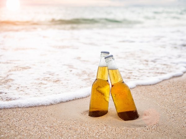 Бутылка на берегу моря