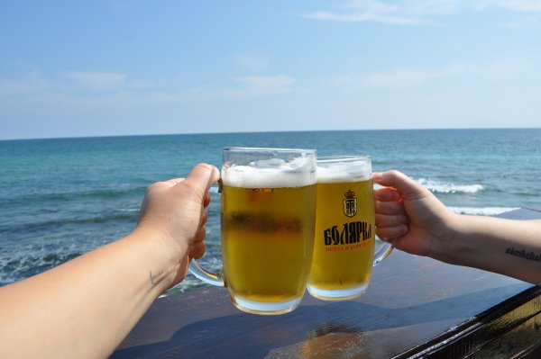 Пиво на берегу моря