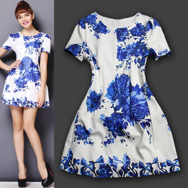 Белое платье с синими цветами