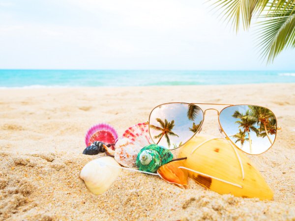 Солнечные очки на пляже