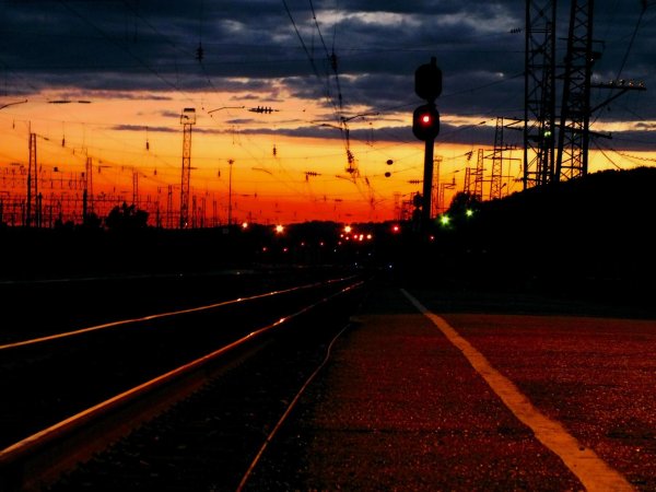 Красивый закат железная дорога