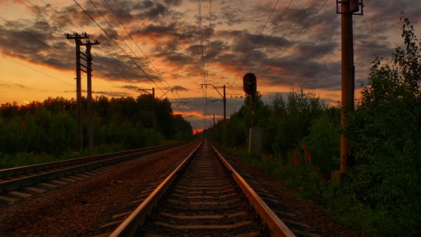 Железная дорога на фоне заката