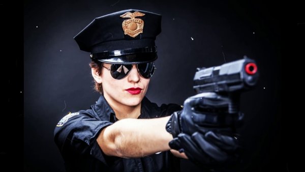 Крутая женщина полицейский
