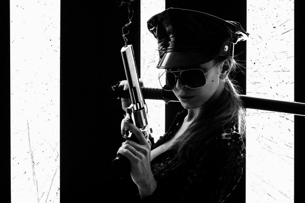 Женщина с револьвером