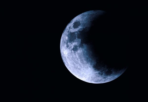 Половина луны на черном фоне