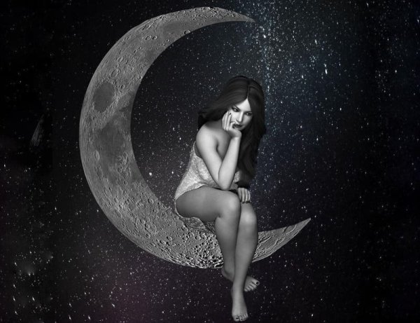 Красивая девушка на фоне Луны