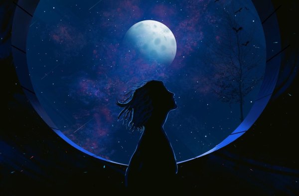 Силуэт девушки на фоне Луны