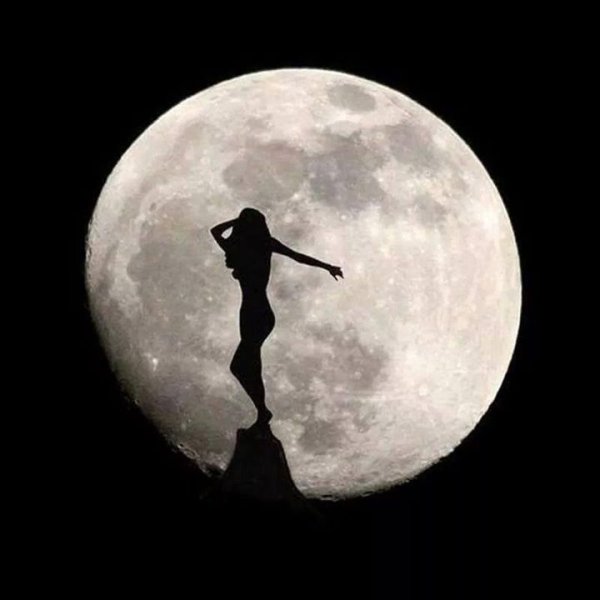 Девушка на фоне Луны
