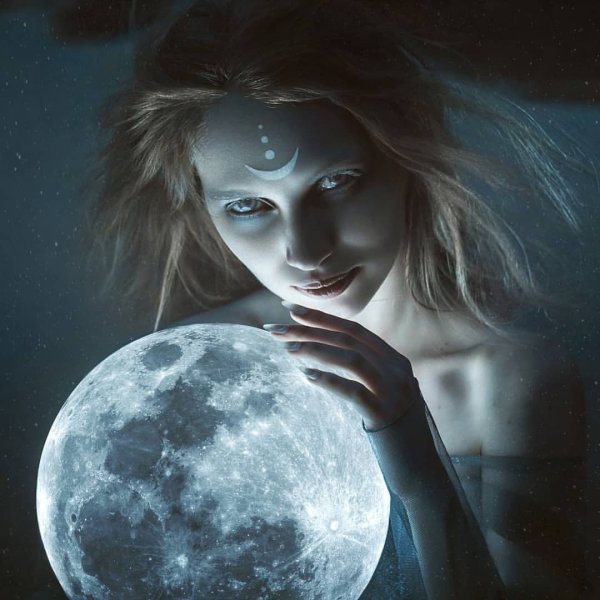 Девушка под лунным светом