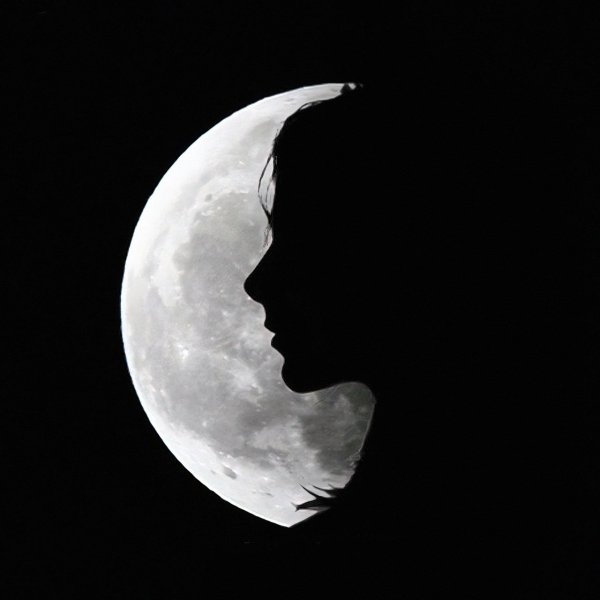 Лицо на фоне Луны