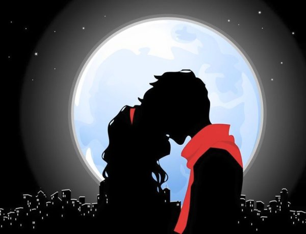 Поцелуй на фоне Луны
