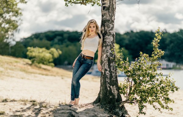 Девушка в джинсах на природе