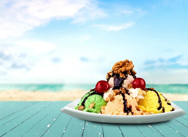 Десерты на фоне моря