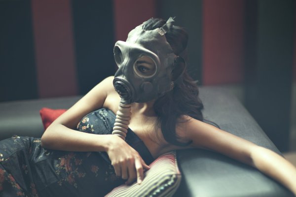 Девушка в маске