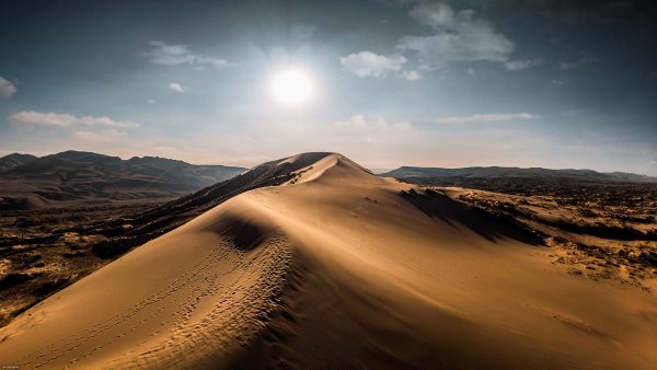 Пустыня на фоне гор в россии