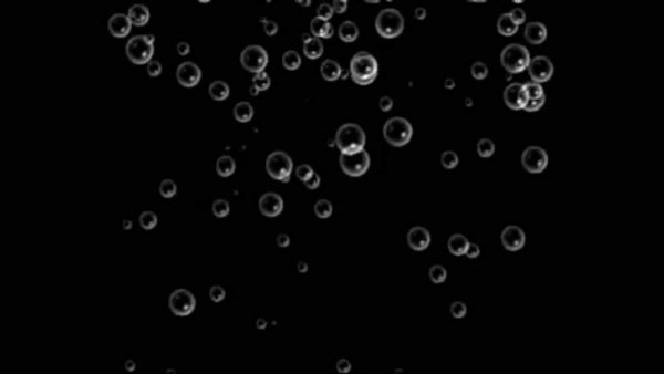 Пузыри в воде на черном фоне