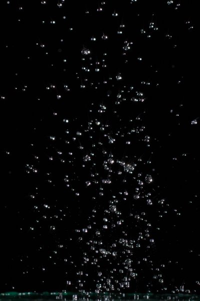 Пузыри под водой на черном фоне