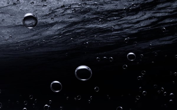 Вода на черном фоне