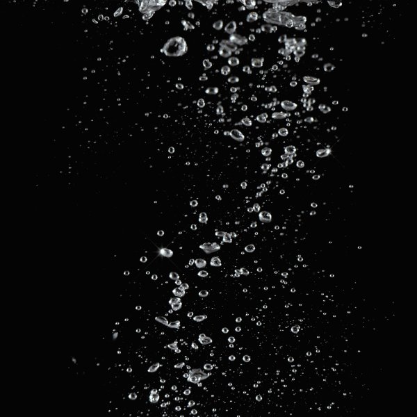 Пузыри в воде на черном фоне