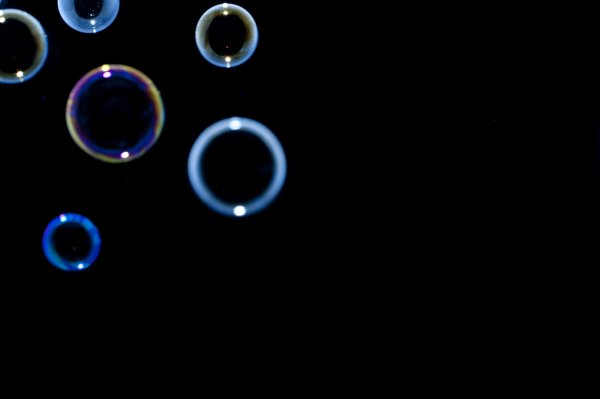 Мыльные пузыри на темном фоне