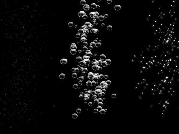 Мыльные пузыри на черном фоне