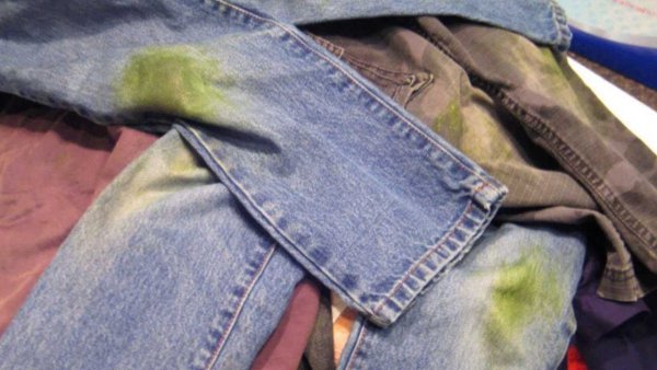 Пятна травы на джинсах