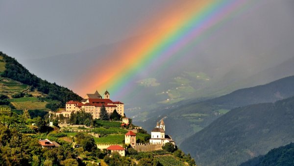 Радуга в горах Италии замок