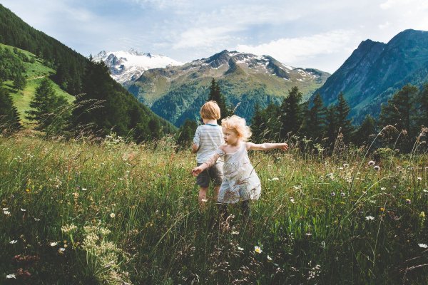 Дети в горах летом